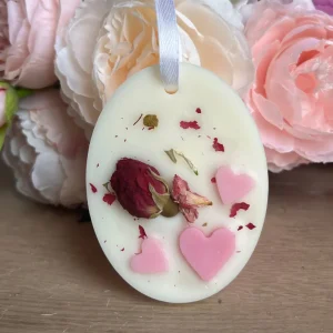 Suspension parfumée Ovale ornée de cœurs et de fleurs séchées