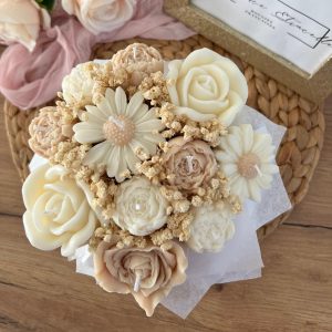 Bouquet de bougies composé de 11 fleurs en bougies.